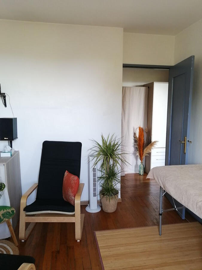 Siège pour le temps d’échange avant le massage dans le salon de Théodore Dhénain à Villeurbanne, près du métro Cusset
