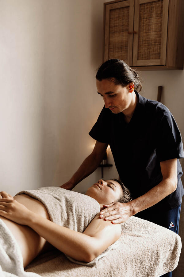 Technique de massage relaxant appliquée en salon de massage à Lyon