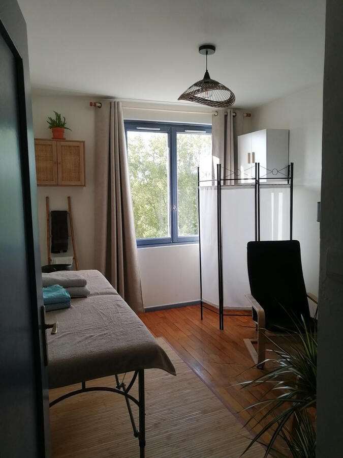 Vue sur la pièce de massage, au salon de massage à Villeurbanne, métro Cusset