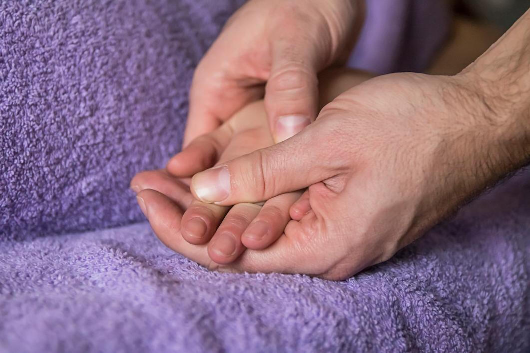 Massage de relaxation de la main - Théodore Dhénain Femme recevant un massage doux de relaxation de la main avec huile, par Théodore Dhénain