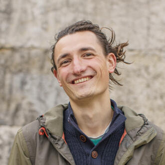 Théodore Dhénain – Masseur Portrait de Théodore Dhénain, praticien en massage bien-être et intuitif, à Villeurbanne