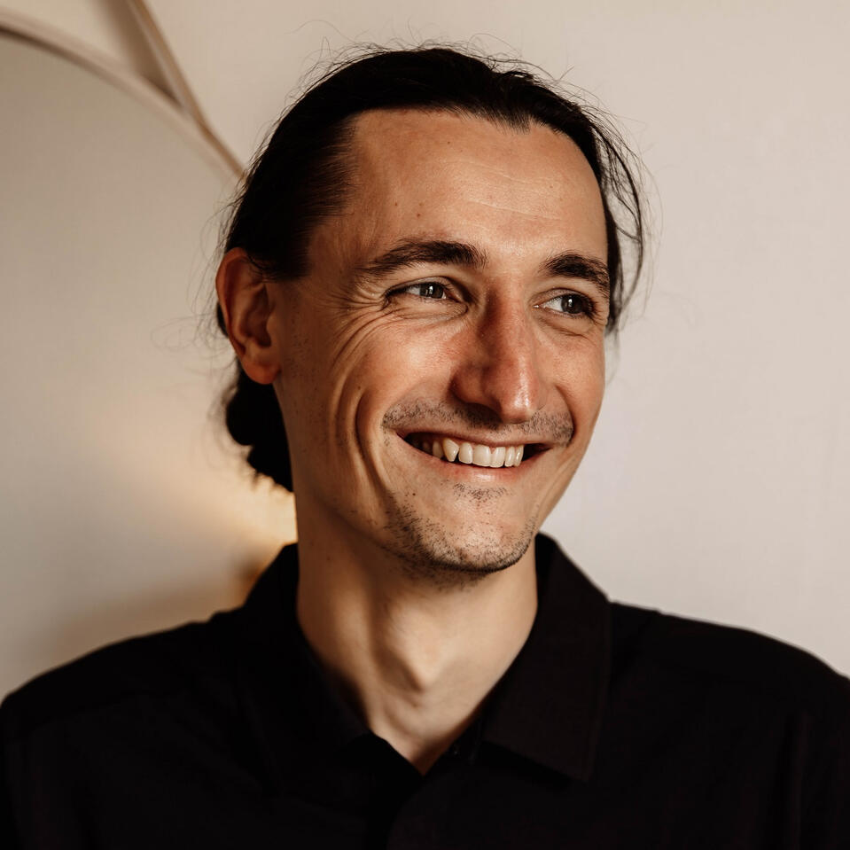 Théodore Dhénain – Masseur Portrait de Théodore Dhénain, praticien en massage bien-être et intuitif, à Villeurbanne