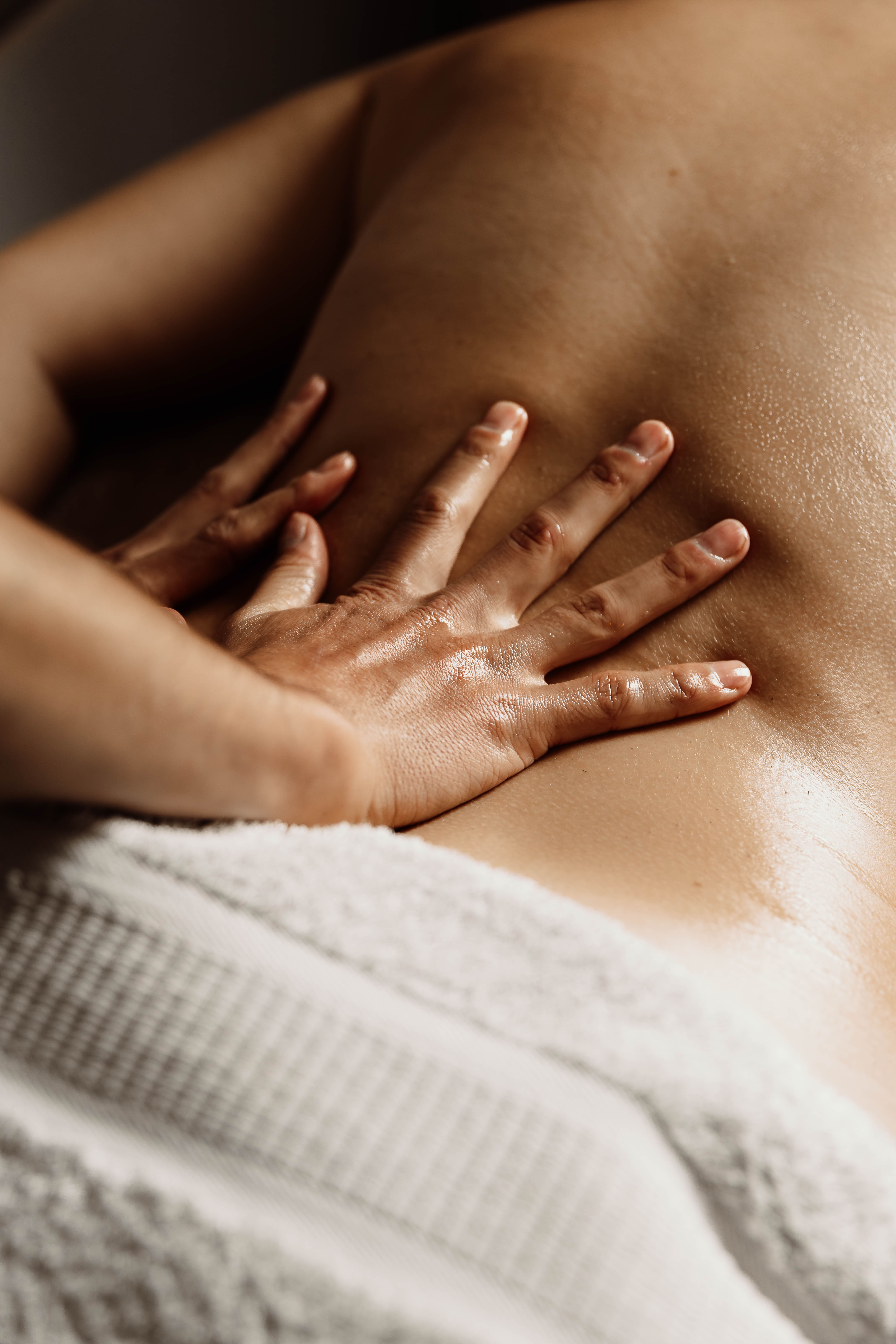 Massage avec appui prolongé pratiqué sur table
