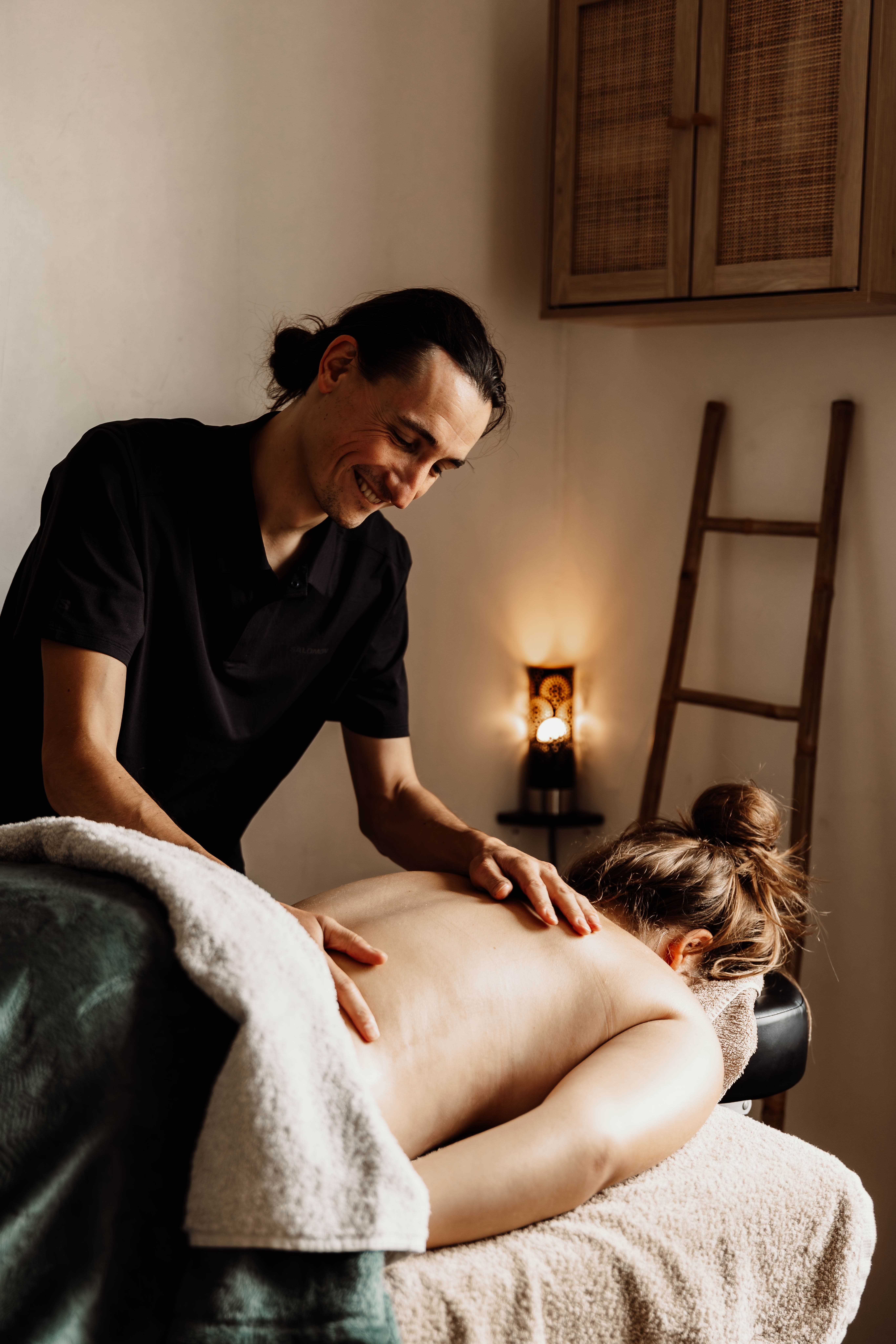 Massage du dos pratiqué sur table à Villeurbanne