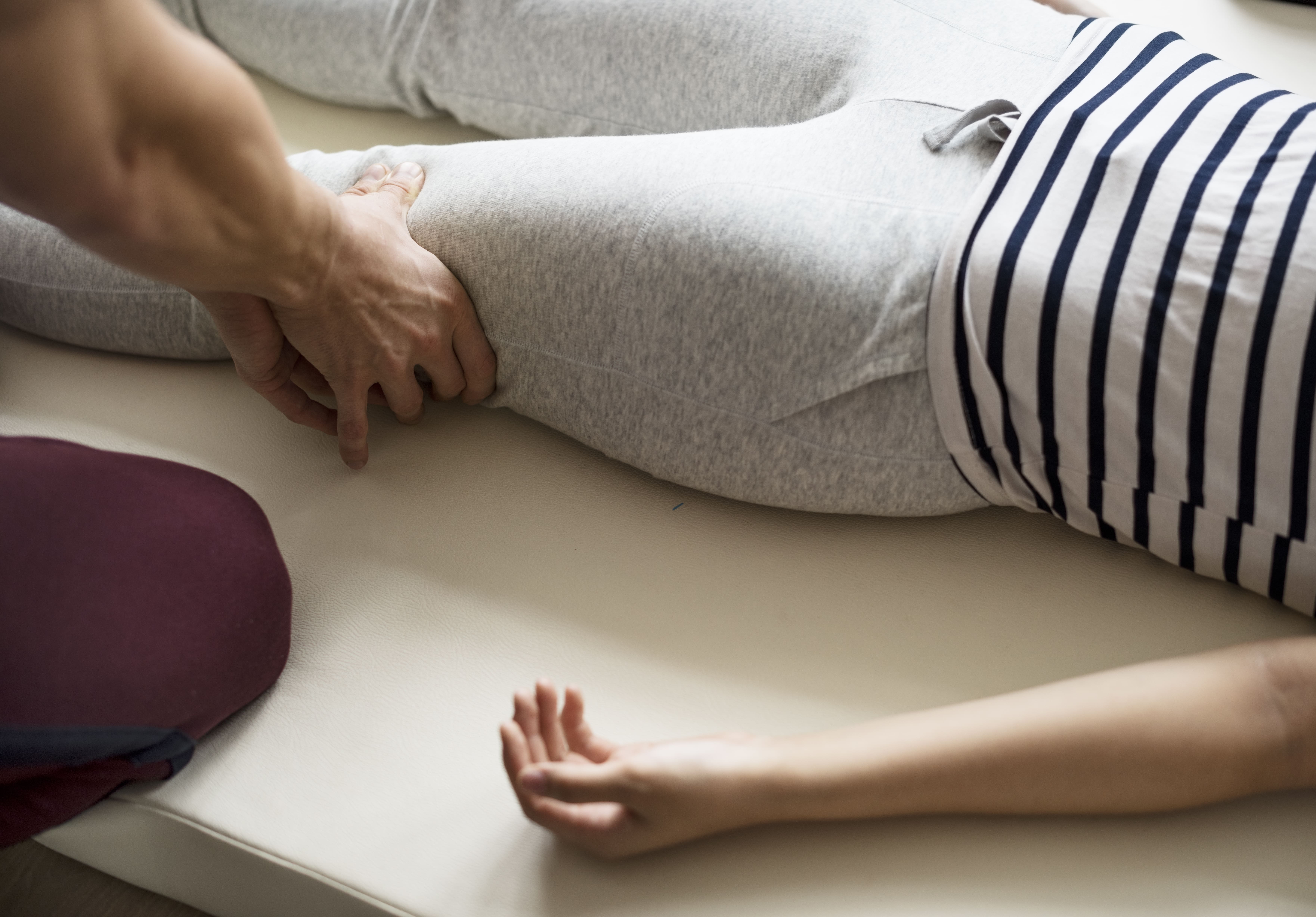 Massage bien-être pratiqué au sol sur futon à Villeurbanne