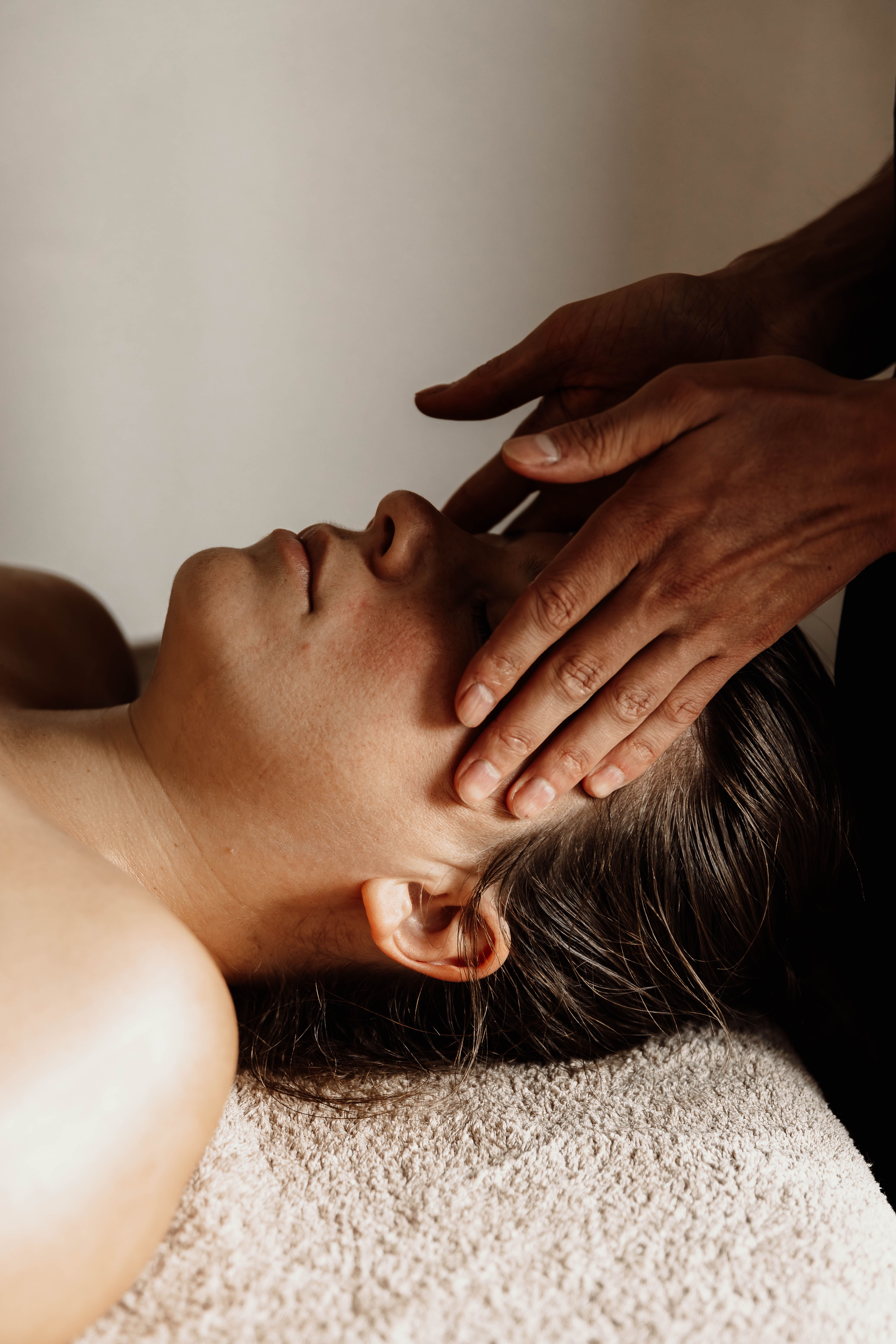 Massage de la tête et du crâne pratiqué sur table à Villeurbanne